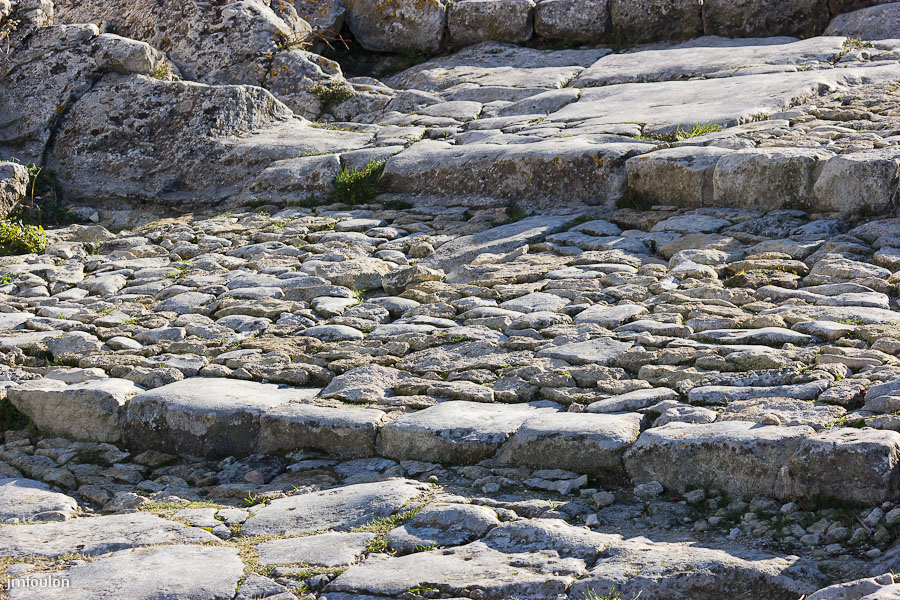 chateau-023-2.jpg - Détail de la calade entre le château et la collégiale ND Dalidon.