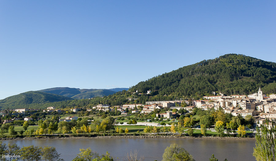 sisteron-10-13-004web.jpg - Sisteron - Alpes de Haute Provence - Les Marres et les quartiers Sud de la ville. En arrière plan Le Molard, au loin Chapage (954 m) et Lure (1853 m)