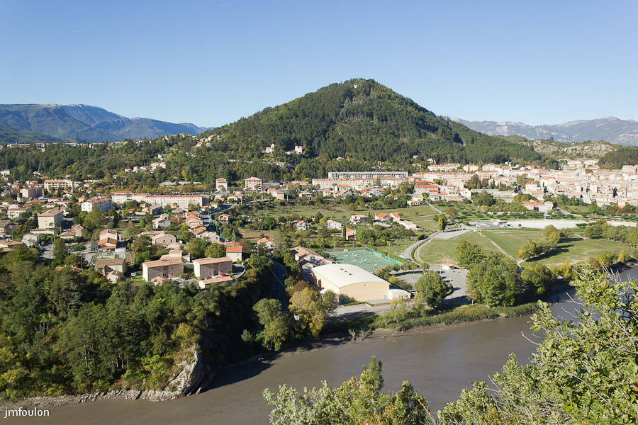 sisteron-10-13-022web.jpg - Sisteron - Alpes de Haute Provence - En haut, les plateau et quartier du Thor