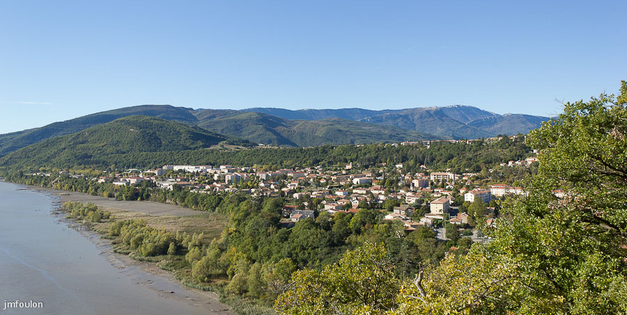 sisteron-10-13-023web.jpg - Sisteron - Alpes de Haute Provence - Vue sur les quartiers du Gand, des Plantiers, de Beaulieu et du Thor. Au loin Chapage et la chaîne de Lure