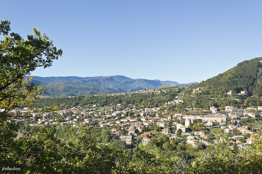 sisteron-10-13-025web.jpg - Sisteron - Alpes de Haute Provence - Vue sur les quartiers du Gand, des Plantiers et du Thor. Au loin les montagnes de Sumiou (1266 m) et de Pellegrine ( 1355 m) et de Lure (1853) m)