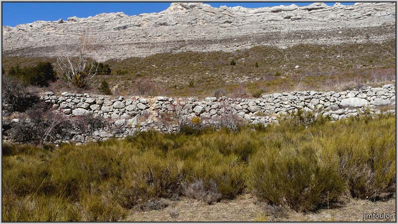 st-geniez-paysages-013web.jpg - Ici reste des vestiges important d'une ancienne voix qui longe la barre de Gourras depuis St Geniez et qui file vers la vallée du Sasse à l'ubac de Gache. C'est aujourd'hui un GR