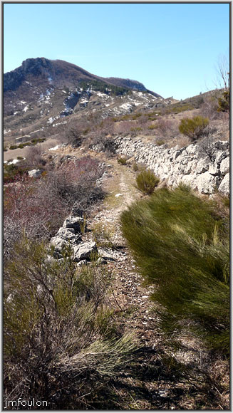 st-geniez-paysages-015web.jpg - Autre vue de la voix (ouest-est) A droite le Lauzas(1312m) et Gache (1357m) qui le prolonge