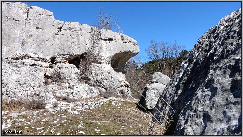 st-geniez-paysages-09web.jpg - La même dalle rocheuse vue dans son épaisseur