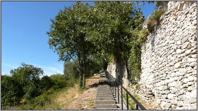 chateau-05web.jpg - Montée piétonne au château