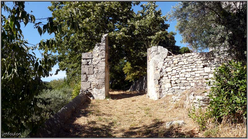 chateau-07web.jpg - Portail d'entrée sud vu de l'extérieur