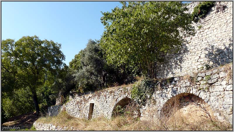 chateau-20web.jpg - La restanque la plus haute et ses voutes. La dernière à été murée pour faire un abrit