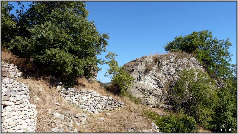 chateau-23web.jpg - Vue vers l'ouest depuis les restanques au sud du château