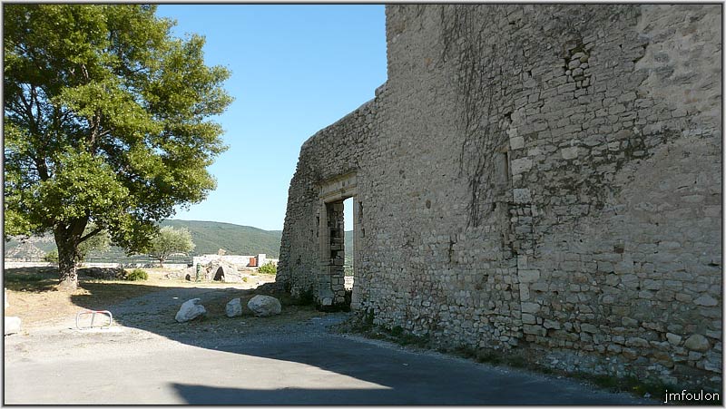 chateau-28web.jpg - Entrée et façade nord du château