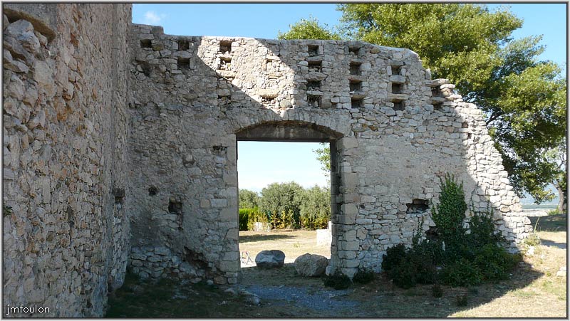 chateau-29web.jpg - Vue sur la porte nord depuis l'intérieur