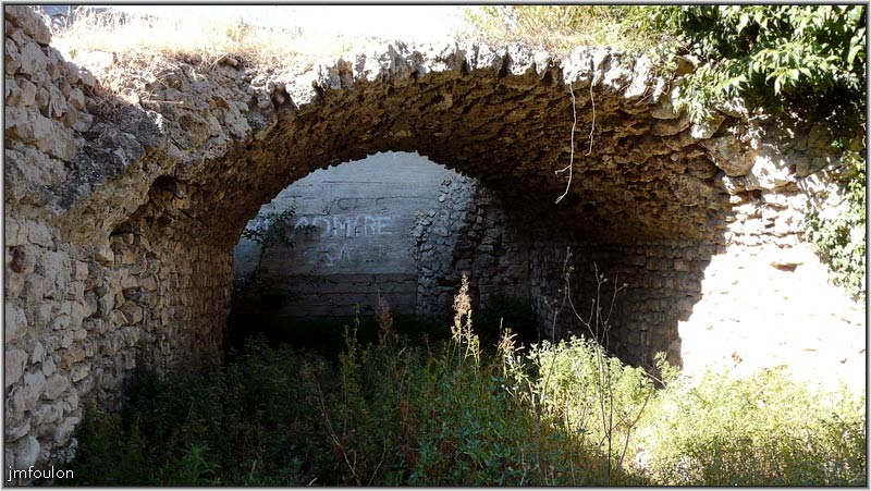 chateau-34web.jpg - Vestiges d'une pièce voutée. Certainement une écurie