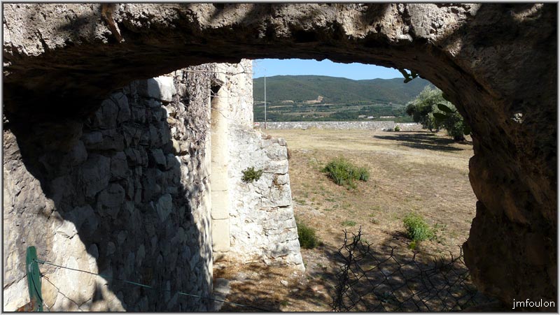 chateau-35web.jpg - Arc à l'entrée du donjon