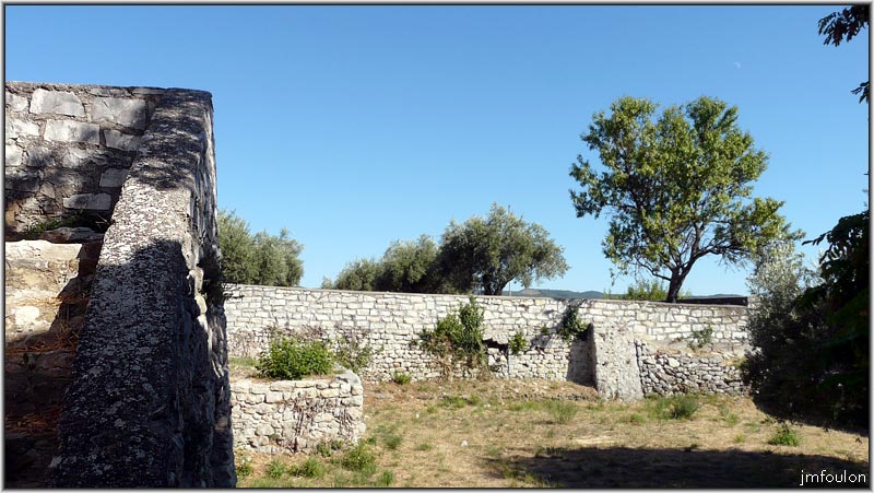 chateau-38web.jpg - Deuxième cour, plus basse