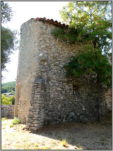 chateau-40web.jpg - Tour sud-ouest qui se trouve dans la deuxième cour