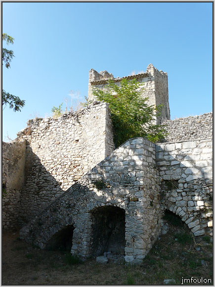 chateau-42web.jpg - escalier d'accès aux deux cours