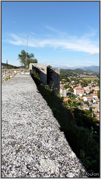 chateau-52web.jpg - Vestiges des remparts est, qui donnent sur la vallée de la Durance