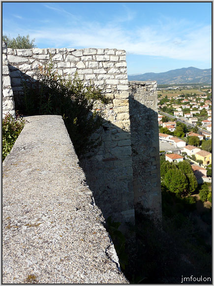 chateau-53web.jpg - Vestiges des remparts est, qui donnent sur la vallée de la Durance