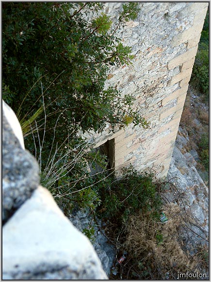 chateau-54web.jpg - Vestiges des remparts est, qui donnent sur la vallée de la Durance (autre vue)