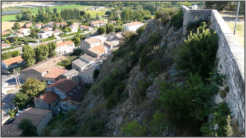 chateau-58web.jpg - On voit bien ici l'emplacement stratégique de ce château (rempart est)