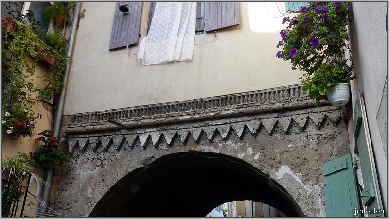 peyruis-64web.jpg - Porte moyennageuse de la rue Juiverie et sa corniche en dentelle