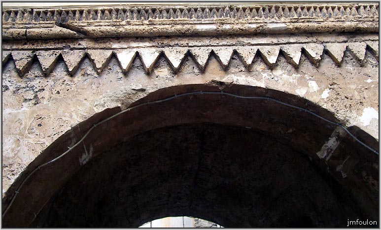 peyruis-65web.jpg - Porte moyennageuse de la rue Juiverie et sa corniche en dentelle