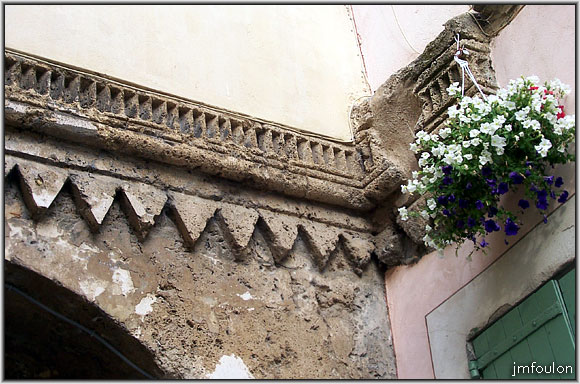 peyruis-66web.jpg - Porte moyennageuse de la rue Juiverie et sa corniche en dentelle