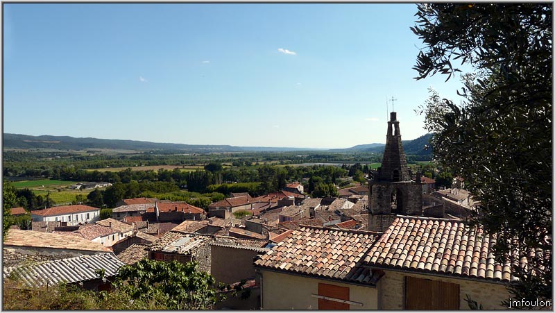 peyruis-vues04web.jpg - Vue vers le sud. Le batiment blanc à  gauche, c'est la mairie actuelle
