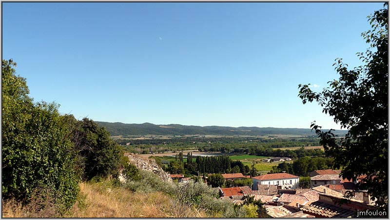 peyruis-vues05web.jpg - Vue vers le sud-est - Vallée de la Durance. Au loin derrière les collines, le plateau de Puimichel