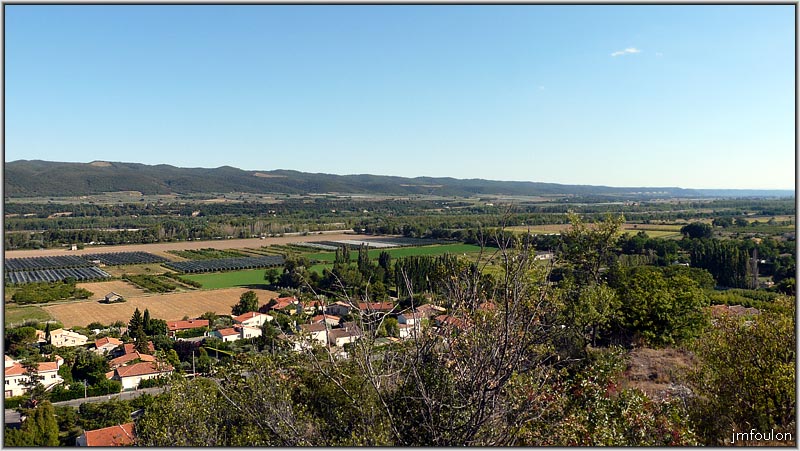 peyruis-vues06web.jpg - Vue vers le sud-est - Cultures et arboriculture en bord de Durance. Au loin tout à droite, Le plateau de Valensole