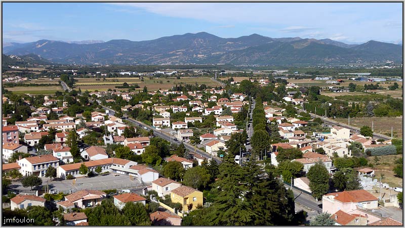 peyruis-vues07web.jpg - Le nord de Peyruis. A gauche au loin on aperçois Montfort, Ce plateau est ce qu'on appelle ici le carrefour Bléonne-Durance