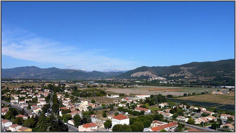 peyruis-vues08web.jpg - Au loin à  droite, les Mées et ses fameux Pénitents