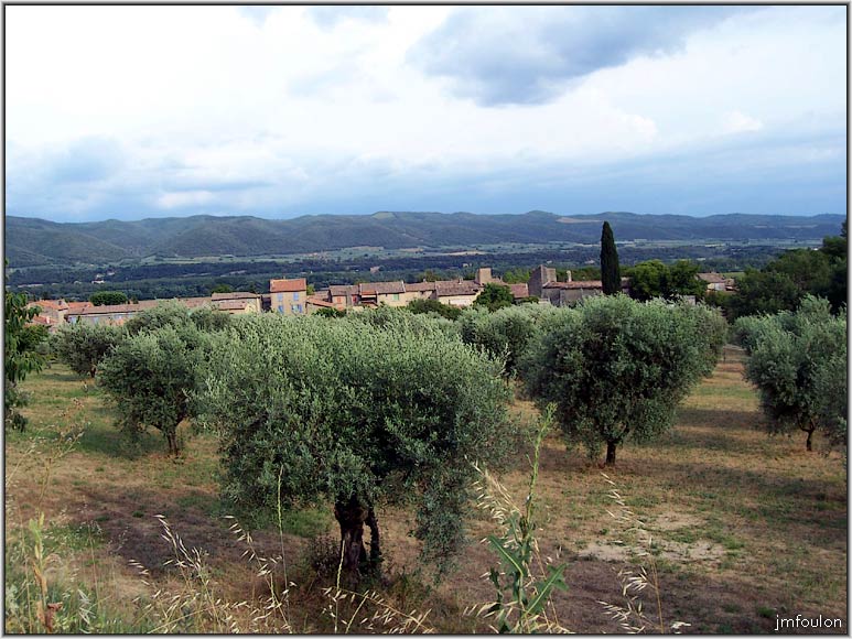 peyruis-vues09web.jpg - Vues vers le sud-est depuis le champs d'olivier chemin du Ribas. A droite on aperçois le chapelle St Roch et le grand if de l'ancien cimetière