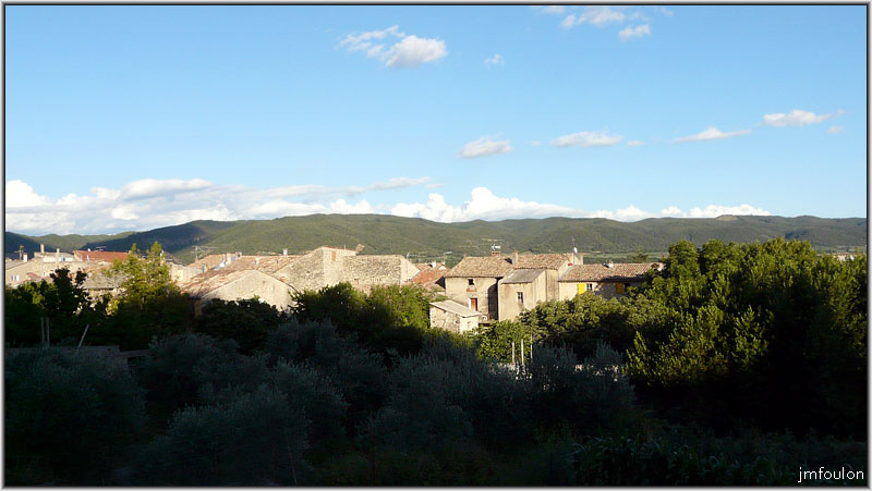 peyruis-vues11web.jpg - Vue sur l'arrière des maisons longeant la D4096 (ex RN96) depuis le chemin du crouton le soir