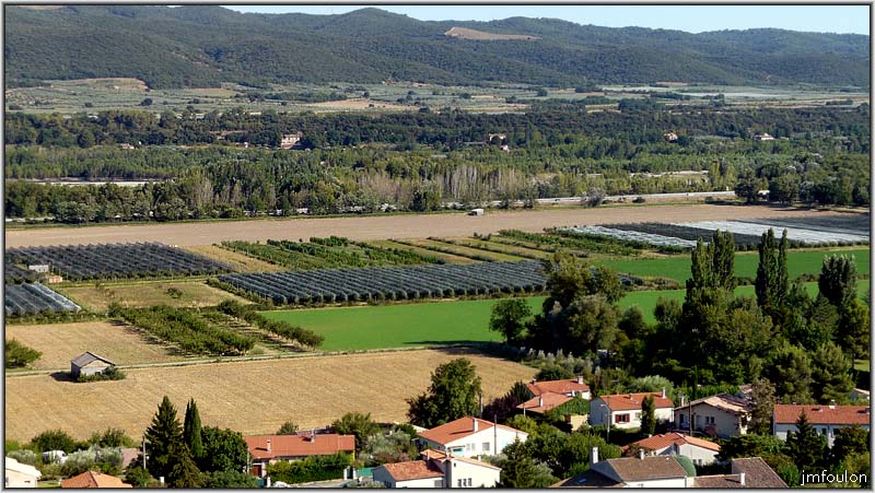 peyruis-vues13web.jpg - Vue sur les cultures rive droite de la Durance. On aperçois derrière le champ moissonné le ruban goudronné de l'A51 qui longe la Durance jusqu'à Aix-en-Provence. Sur l'autre rive on aperçois les champs d'oliviers des Mées