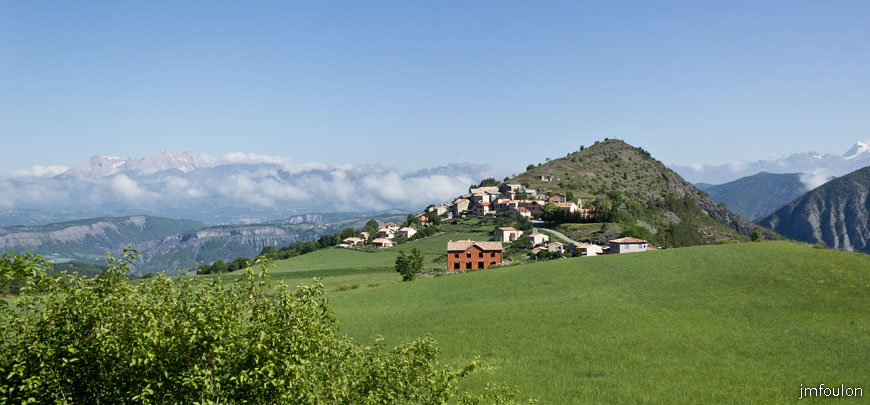 piegut-ct-colle-01web.jpg - Piégut au pied de sa butte ou se dressait jadis un château (castrum de Podio Acuto vers 1237). Il n'en rest rien aujourd'hui. L'origine du nom du village vient de podio acuto, ce qui signifie puy (colline) aigu, pointu en occitan