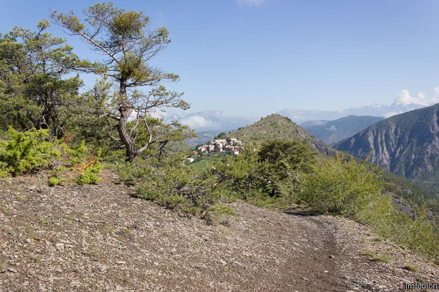 piegut-ct-colle-02web.jpg - Le sentier qui nous va nous mener sur la Crête de la Colle