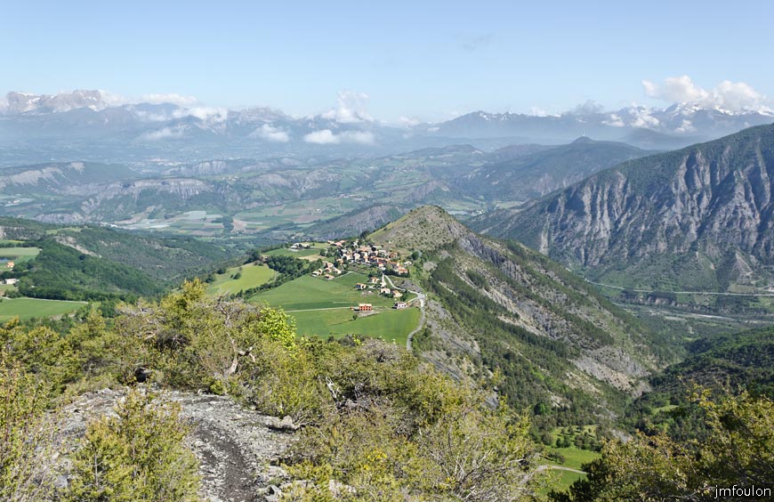 piegut-ct-colle-05web.jpg - Vue sur Piégut et le Nord d'un peu plus haut. A gauche au loin, le massif du Dévoluy et à droite les sommet des Ecrins