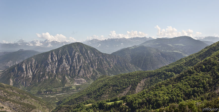 piegut-ct-colle-09web.jpg - Vue vers le Nord. Au loin les massifs des Ecrins. Au 1er plan, la vallée de la Durance. A gauche la montagne de Saint Maurice (1410 m) .
