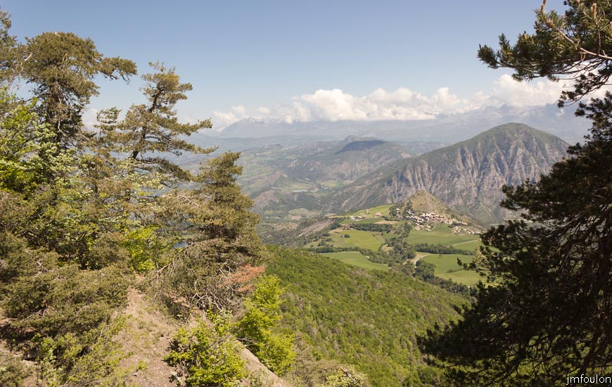 piegut-ct-colle-16web.jpg - Vue sur Piégut depuis le sentier en sortie de la hêtraie