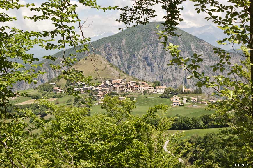 piegut-ct-colle-21web.jpg - Zomm sur Piégut et la montagne de Saint Maurice (1410 m)