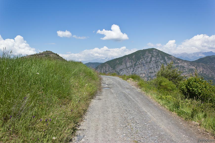 piegut-ct-colle-32web.jpg - La piste en arrivant au village dont on aperçois la butte castrale à gauche