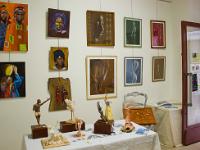 Expo Plastik'Art - Manosque  Notre installation dans la galerie. Ici sur le mur et la table, des oeuvres d'Emmanuelle Bernard. Sur la chaise un oeuvre de Karine Bernard