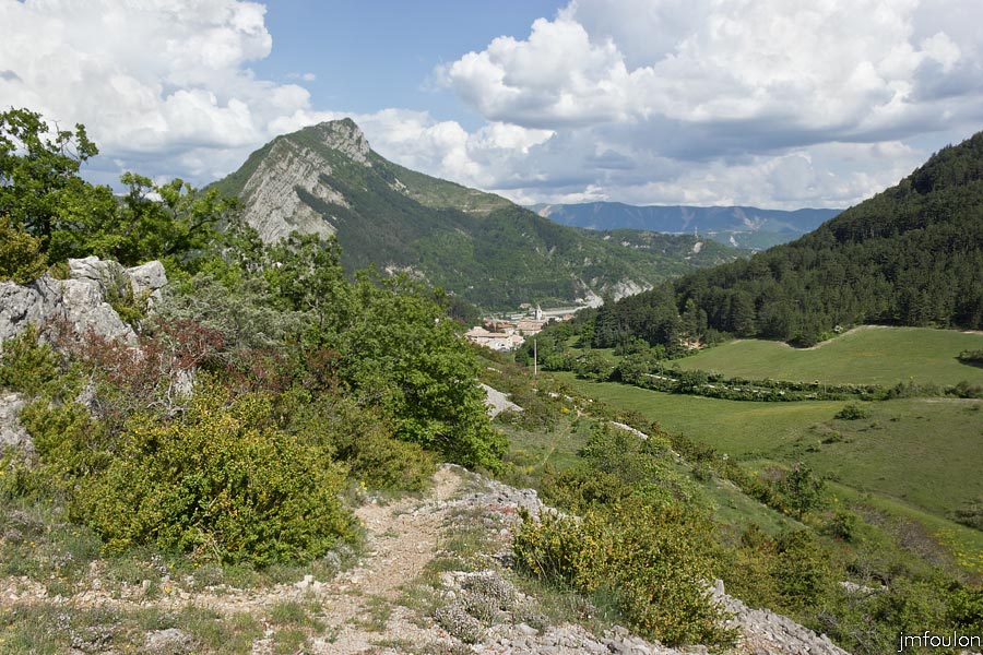 printemps-2013-collet-06web.jpg - Sisteron, la Baume la Marquise et le Molard depuis l'adret du Collet que je longe. Au loin, les crêtes de Vaumuse dont le sommet culmine à 1435 m