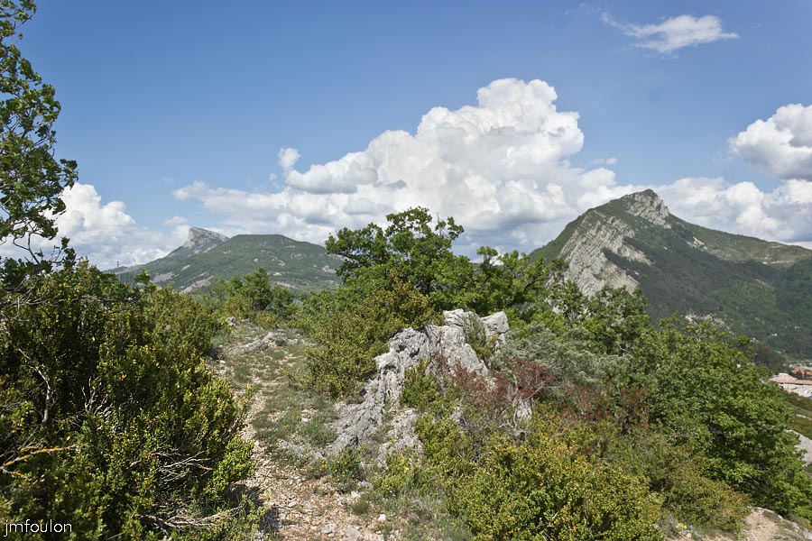 printemps-2013-collet-07web.jpg - Gache (1357 m) à Gauche et la Baume à droite depuis le Collet