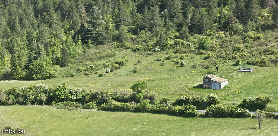 printemps-2013-collet-08web.jpg - Le cabanon de mes rêves. Y'a même de l'eau et un bassin ! Devant la route de la Marquise
