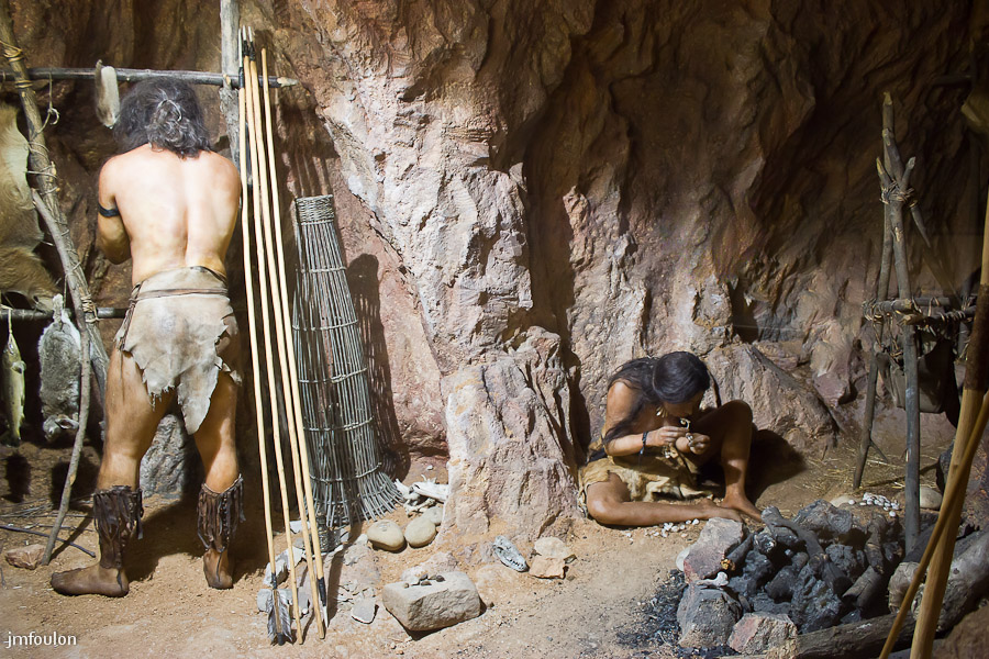 musee-033-2.jpg - Scène de vie au Poléolithique (- 3 millions d'années)