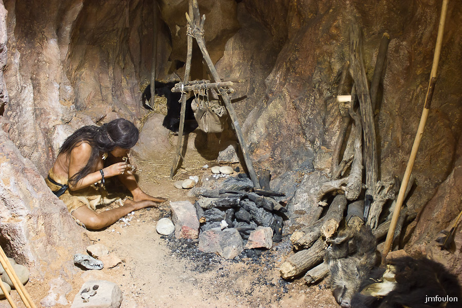 musee-034-2.jpg - Scène de vie au Poléolithique (- 3 millions d'années)