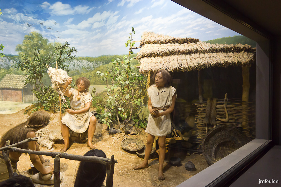 musee-037-2.jpg - Scène de la vie quotidienne dans un village au Néolithique