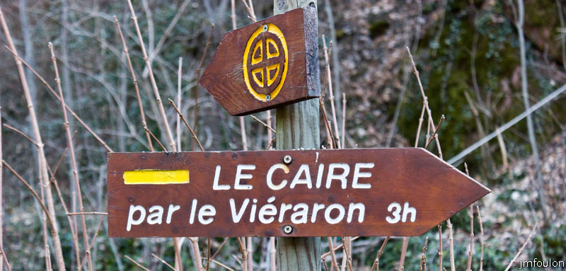 ravin-piche-01web.jpg - Le sentier démarre à l'est, dans le haut du village par un panneau qui indique "Le Caire par le Viéraron". Plus haut, on bifurquera vers le Ravin de Piche (autre panneau)