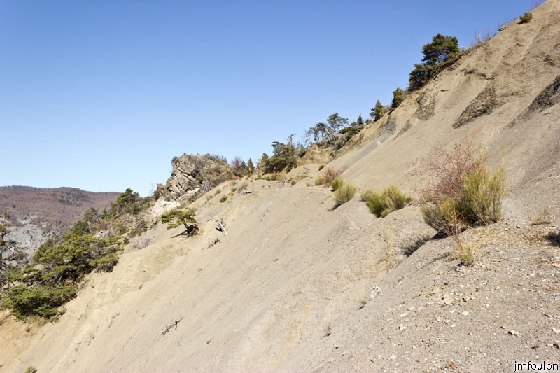 ravin-piche-22web.jpg - La piste un peu plus haut qui traverse une pente marneuse plein Sud. J'ai faim! ... Je casserai la croute près du rocher que l'on aperçois